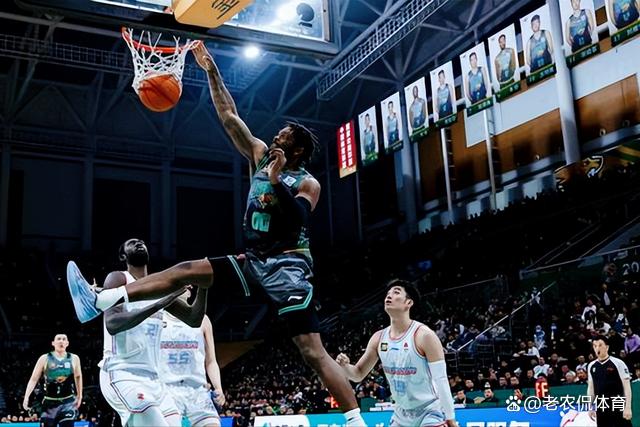 清晨突围战来临，山东男篮围绕NBA季后赛绝杀压哨，更衣室稳定，轮换策略成焦点的简单介绍
